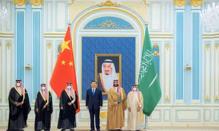 Hoàng Thái tử Ả-rập Xê-út Mohammed bin Salman chụp ảnh với Chủ tịch Trung Quốc Tập Cận Bình tại Riyadh ngày 8/12. (Ảnh: Reuters)