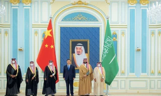 Hoàng Thái tử Ả-rập Xê-út Mohammed bin Salman chụp ảnh với Chủ tịch Trung Quốc Tập Cận Bình tại Riyadh ngày 8/12. (Ảnh: Reuters)