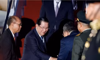Thủ tướng Campuchia Hun Sen bước xuống sân bay ở Indonesia để chuẩn bị dự thượng đỉnh G20 ngày 14/11. (Ảnh: AP)