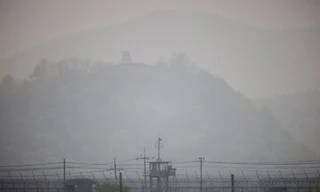 Hai bốt canh gác của Hàn Quốc và Triều Tiên nhìn sang nhau qua khu phi quân sự. (Ảnh: Reuters)