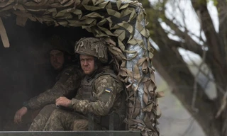 Binh lính Ukraine trên một chiếc xe quân sự ở Kharkiv ngày 23/4. (Ảnh: Reuters)