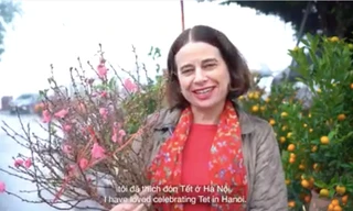 Hình ảnh Đại sứ Úc Robyn Mudie bên cành đào và cây quất trong clip chúc mừng Tết Việt Nam. (Ảnh cắt từ clip)