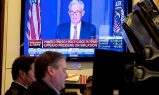 Hình ảnh chủ tịch Fed Jerome Powell được phát trên màn hình tại sàn chứng khoán New York khi thông báo về việc tăng lãi suất. (Ảnh: Reuters)