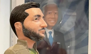 Bức tượng bán thân dựa theo chân dung Tổng thống Ukraine Volodymir Zelensky. (Ảnh: Reuters) 