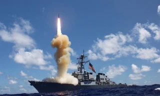 Một vụ phóng tên lửa SM-6 từ tàu chiến Mỹ. (Ảnh: Fb)