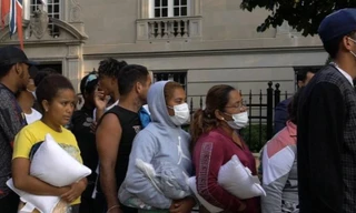 Hơn 100 người nhập cư được đưa từ Texas đến gần nhà Phó Tổng thống Kamala Harris. (Ảnh: Reuters)