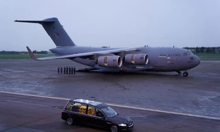 Chiếc máy bay chở linh cữu Nữ hoàng Elizabeth từ Edinburg đến London