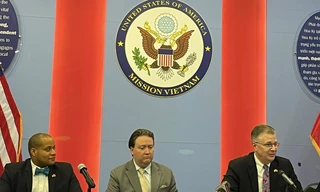 Trợ lý Ngoại trưởng Mỹ Daniel Kritenbrink (phải) và Đại sứ Mỹ Marc Knapper trong cuộc họp báo ngày 12/10