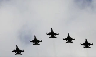  Đội máy bay bay biểu diễn trong lễ khai trương trung tâm bảo dưỡng tiêm kích F-16 ở thành phố Đài Trung của Đài Loan vào tháng 8/2020. (Ảnh: Reuters)