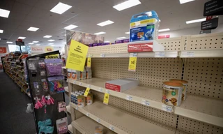 Khu vực quầy để sữa của một siêu thị ở Texas, Mỹ, trống trơn hôm 10/5. (Ảnh: Reuters)