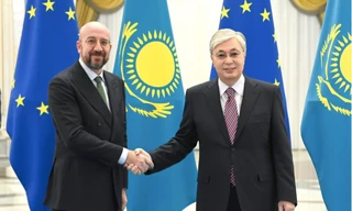 Chủ tịch Hội đồng châu Âu Charles Michel trong cuộc gặp Tổng thống Kazakhstan Kassym-Jomart Tokayev tại Astana ngày 27/10. (Ảnh: Astana Times)
