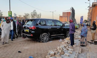 Một chiếc xe của Tổng thống Burkia Faso dính nhiều vết đạn sau đợt nổ súng ở khu vực gần dinh thự tổng thống ở thủ đô Ouagadougou hôm 24/1. (Ảnh: Reuters)