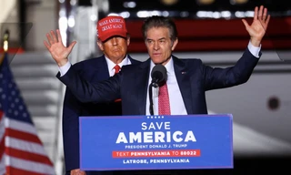 Cựu Tổng thống Mỹ Donald Trump và ứng viên thống đốc Pennsylvania Mehmet Oz trong cuộc vận động cử tri ngày 5/11. (Ảnh: Reuters)