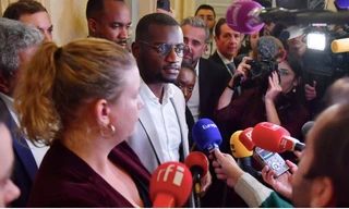 Nghị sĩ Pháp Carlos Martens Bilongo nói với báo chí sau sự việc lộn xộn