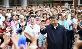 Ông Tập Cận Bình gặp gỡ người dân Tân Cương ngày 13/7. (Ảnh: Xinhua)