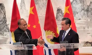 Ngoại trưởng Trung Quốc Vương Nghị (phải) và Tổng thống kiêm Ngoại trưởng Kirabai Taneti Maamau trong cuộc họp báo chung ở trụ sở phái đoàn thường trực Trung Quốc tại Liên Hợp quốc, New York, năm 2019