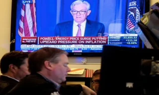 Hình ảnh chủ tịch Fed Jerome Powell phát biểu xuất hiện trên màn hình tại sàn chứng khoán New York ngày 16/3. (Ảnh: Reuters)