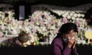 Cảnh sát Hàn Quốc đang hứng "búa rìu" sau thảm hoạ khiến ít nhất 156 người thiệt mạng. (Ảnh: Yonhap