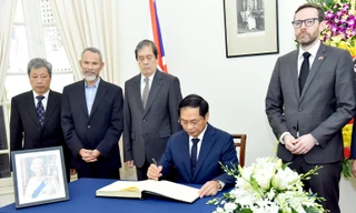 Bộ trưởng Ngoại giao Bùi Thanh Sơn ghi sổ tang. (Ảnh: Mofa)