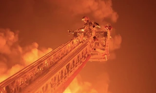 Một nhân viên cứu hoả làm nhiệm vụ tại hiện trường vụ nổ kho nhiên liệu ở Rivne, Ukraine, ngày 29/3. (Ảnh: Reuters)