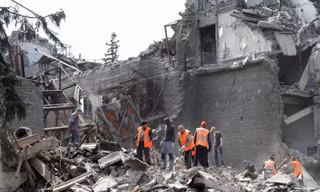 Nhân viên cứu hộ làm nhiệm vụ ở nhà hát bị đánh bom ở Mariupol. (Ảnh: Reuters)
