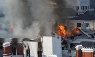 Lửa bao trùm phần mái của toà nhà quốc hội Nam Phi. (Ảnh: Reuters)