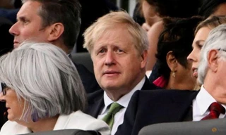 Thủ tướng Anh Boris Johnson và phu nhân dự sự kiện kỷ niệm 70 năm trị vị của Nữ hoàng Elizabeth ngày 4/6. (Ảnh: Reuters)