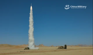 Hệ thống phòng thủ tên lửa tầm trung HQ-16 được thử nghiệm ở vùng sa mạc của Trung Quốc vào tháng 8/2020. (Ảnh: Global Times)
