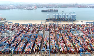 Các công-ten-nơ hàng hoá ở cảng Thanh Đảo, tỉnh Sơn Đông, Trung Quốc. (Ảnh: Reuters)