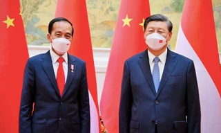 Chủ tịch Trung Quốc Tập Cận Bình (phải) đón Tổng thống Indonesia Joko Widodo tại Bắc Kinh Ngày 26/7