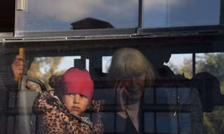 Hàng ngàn dân thường đã được sơ tán khỏi Kherson. (Ảnh: Reuters)