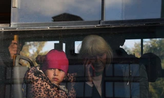 Hàng ngàn dân thường đã được sơ tán khỏi Kherson. (Ảnh: Reuters)