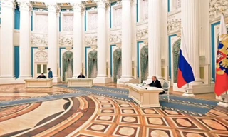 Tổng thống Nga Vladimir Putin dự lễ ký các thoả thuận với 2 vùng ly khai của Ukraine. (Ảnh: Reuters)