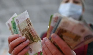 Giá đồng rúp sụt giảm nghiêm trọng sau quyết định của ông Putin về việc công nhận độc lập cho 2 tỉnh đông Ukraine. (Ảnh: Reuters)