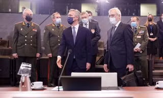 Thứ trưởng Ngoại giao Nga Alexander Grushko và Tổng thư ký NATO Jens Stoltenberg sau cuộc họp ngày 12/1 tại Brussels. (Ảnh: Reuters)