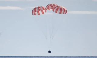 Tàu Orion đáp xuống Thái Bình Dương ngày 11/12. (Ảnh: Reuters)