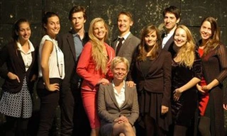 Sinh viên mặc đồ lót đến trường