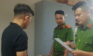 Mâu thuẫn khi hát karaoke, cán bộ Quản lý thị trường đánh một phụ nữ tổn thương 21% sức khỏe