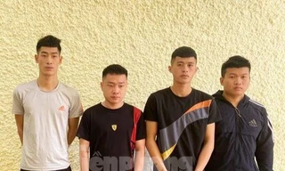 Nhóm bắt giữ người trái phép tại cơ quan công an -Ảnh: H.T