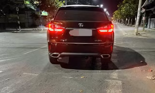 Đập phá xe Lexus của thượng tá công an vì đèn sáng chói mắt