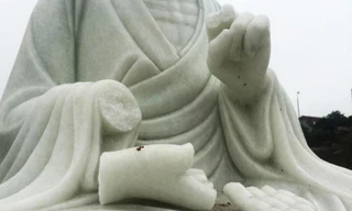 Đập phá hàng loạt tượng phật trong chùa vì không được thần linh phù hộ 