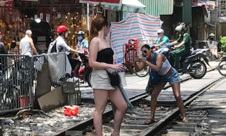Lãnh đạo quận Hoàn Kiếm nói gì tình trạng du khách tạo dáng ở 'phố' cà phê đường tàu? 