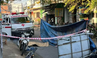 Nam thanh niên đang chạy xe máy thì ngã gục, trên người có nhiều vết đâm