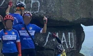 Nhóm du khách dùng sơn vẽ bậy lên danh thắng núi Đá Chồng hứng 'búa rìu' dư luận