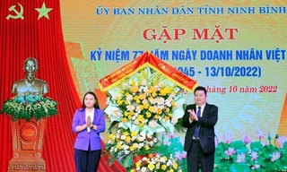 Đồng chí Nguyễn Thị Thu Hà, UVT.Ư Đảng, Bí thư Tỉnh ủy, Trưởng Đoàn ĐBQH tỉnh tặng hoa chúc mừng Hiệp hội Doanh nghiệp tỉnh.
