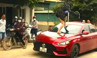 Khởi tố người phụ nữ cắn đứt tai cô gái ngồi trong ô tô với chồng