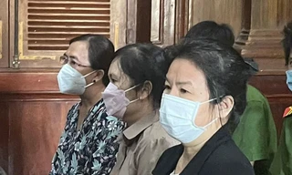 Cựu Chánh thanh tra Sở Tài chính TPHCM - bị cáo Lê Thị Thanh Tuyền (áo đen) tại phiên tòa.