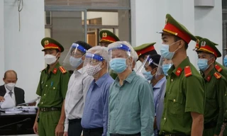 Các bị cáo nghe HĐXX tuyên án. Ảnh LỮ HỒ.