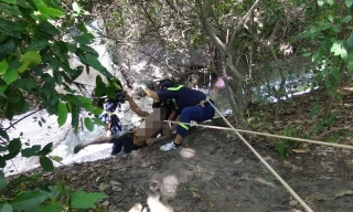 Lực lượng PCCC- CNCH đưa thi thể người chồng lên bờ