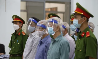 Các bị cáo nghe viện kiểm sát đọc bản luận tội. Ảnh LỮ HỒ.